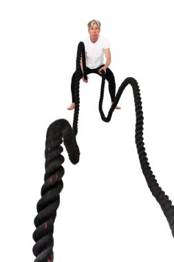 Kıdemli fitness adam ip savaş siyahla egzersiz. izole