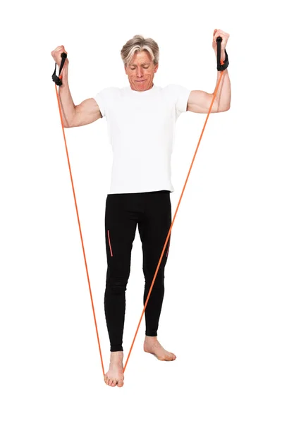 Kıdemli fitness adam turuncu lastikleri ile egzersiz. izole üzerinde — Stok fotoğraf