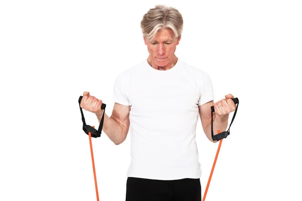 Hombre de fitness senior haciendo ejercicio con elásticos naranjas. Aislado en — Foto de Stock