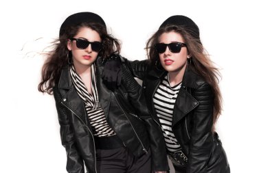 siyah ve WHI güneş gözlüklü kız iki kalın seksenli moda