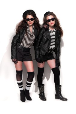 siyah ve WHI güneş gözlüklü kız iki kalın seksenli moda