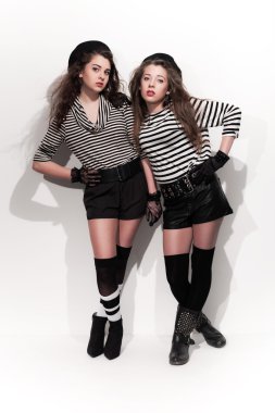 iki kalın seksenli, siyah-beyaz kızlar moda. Stüdyo vurdu 