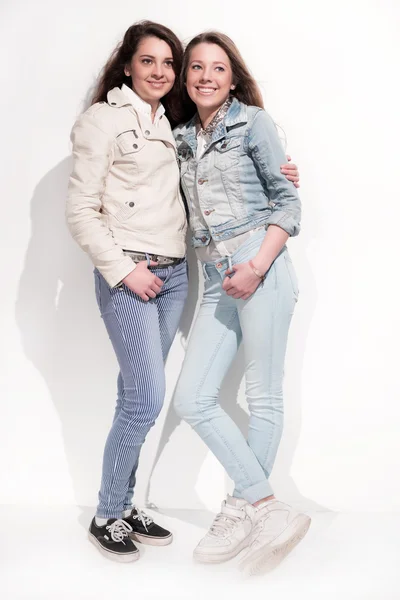 Duas meninas de moda casual verão morena com cabelos longos contra — Fotografia de Stock