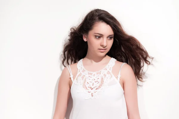 Casual chica morena de moda de verano con el pelo largo contra blanco — Foto de Stock