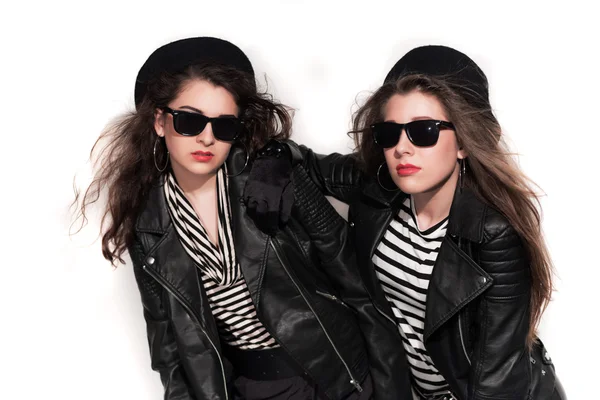 Two bold eighties fashion girls with sunglasses in black and whi — Stock Photo, Image