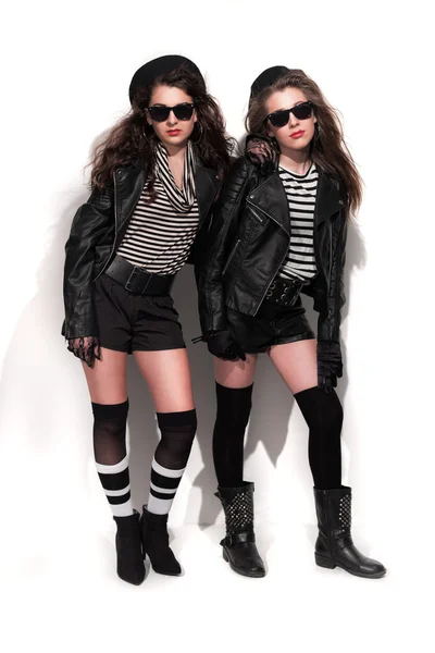 Dos atrevidas chicas de moda de los ochenta con gafas de sol en negro y whi —  Fotos de Stock