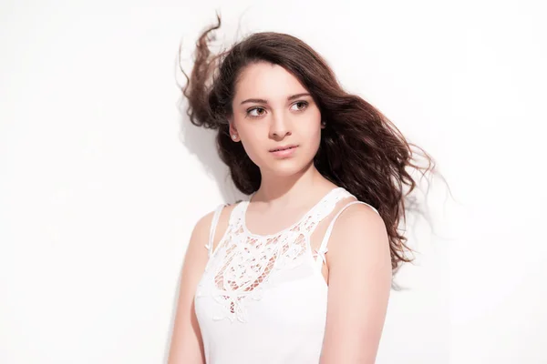 Casual summer fashion brunette girl with long hair against white — Stock Photo, Image