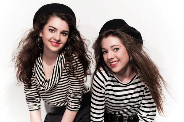 Duas ousadas meninas da moda dos anos oitenta em preto e branco. Estúdio — Fotografia de Stock