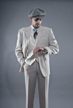 Mafya moda erkek beyaz çizgili takım ve gri kap. Looki
