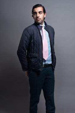 çağdaş moda mavi ceket ve kravat pembe giyen adam. siyah
