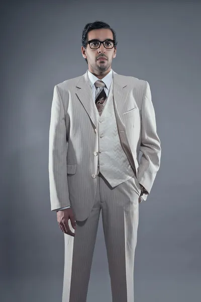 Homem de moda da máfia vestindo terno listrado branco e óculos. Estúdio — Fotografia de Stock
