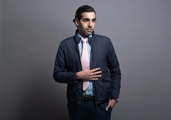 Hedendaagse mode man dragen blauwe jas en roze stropdas. zwart — Stockfoto