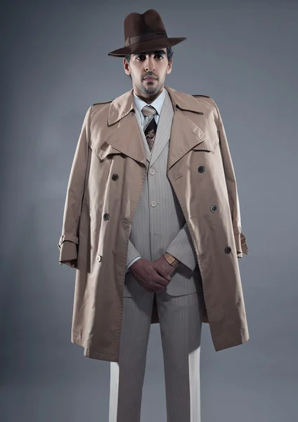 Homme de mode mafia portant costume rayé blanc avec imperméable beige — Photo