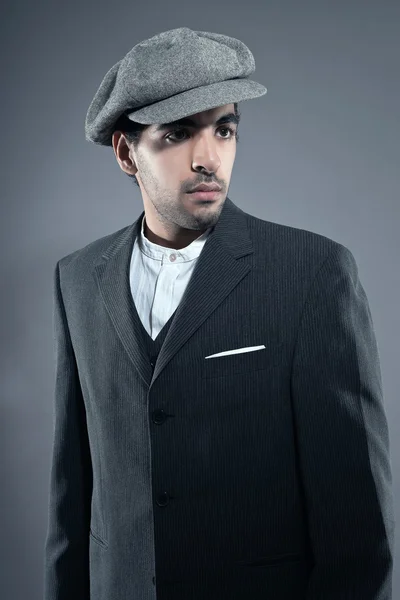 마피아 패션 남자 모자와 회색 줄무늬 양복을 입고. 검은 머리 — Stockfoto