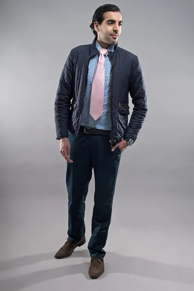 Moteskaper i blå jakke og rosa slips. Svart – stockfoto
