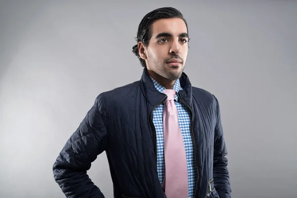 Zeitgenössischer Modemann in blauer Jacke und pinkfarbener Krawatte. schwarz — Stockfoto