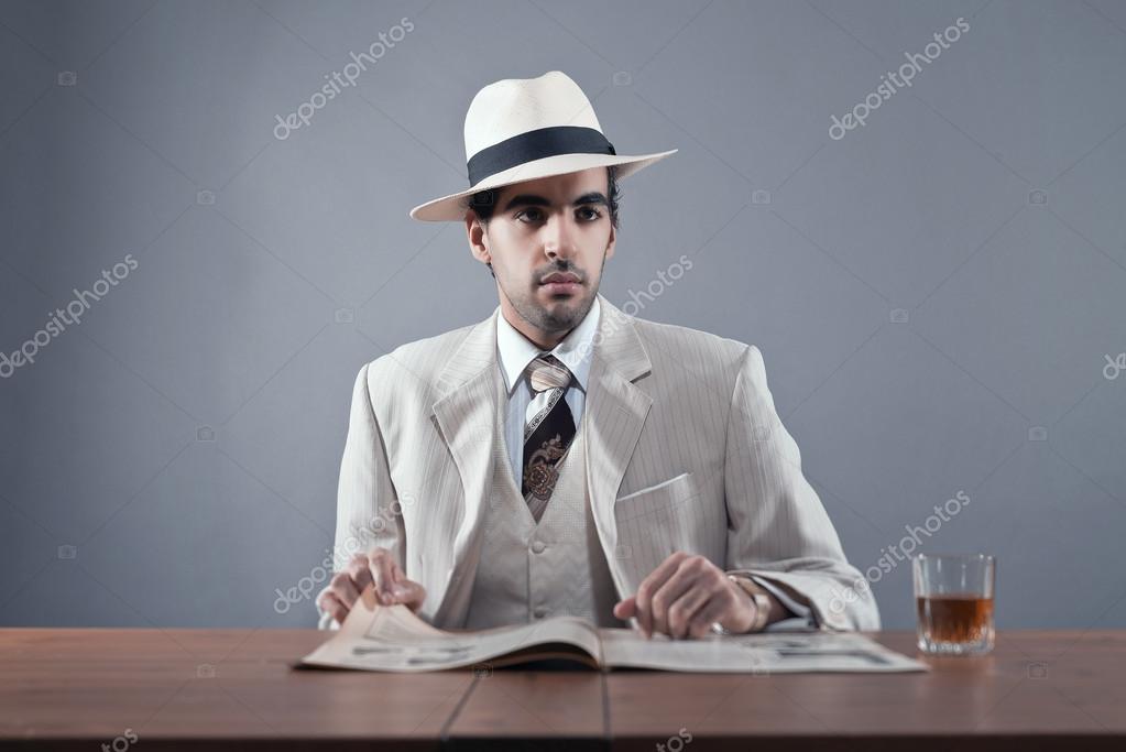 Mafya moda erkek beyaz çizgili takım elbise ve şapka ...