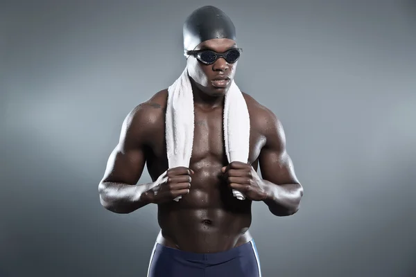 Atlético musculoso negro africano nadador usando protector glasse — Foto de Stock