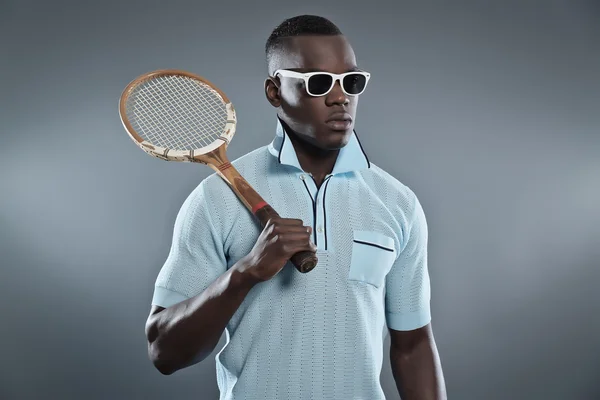 Retro jugador de tenis africano negro con camisa azul y s blanco —  Fotos de Stock