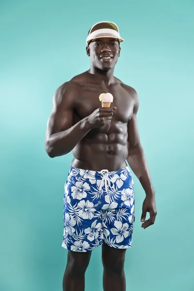 Летний черный африканский мускулистый спортсмен держит лед. — стоковое фото