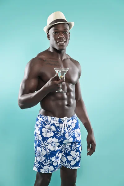 Yaz siyah Afrika kökenli Amerikalı kaslı fitness adam cockta holding — Stok fotoğraf