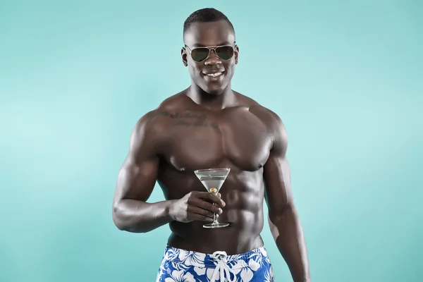 Zomer zwarte Afrikaanse Amerikaanse gespierd fitness man met cockta — Stockfoto