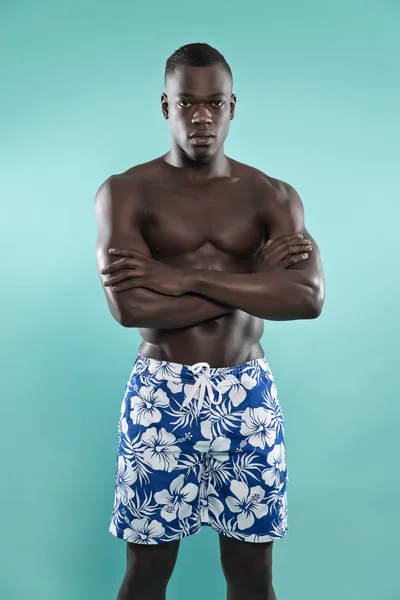 Negro afroamericano musculoso fitness man. Fash traje de baño de verano —  Fotos de Stock