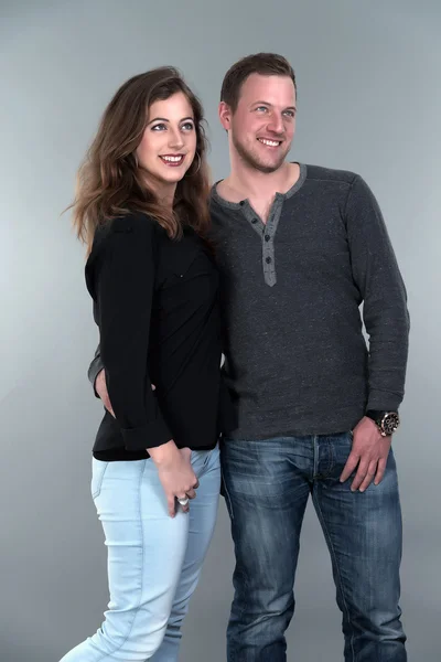 Casual Fashion romantisches glückliches Paar. junger Mann und Frau. studi — Stockfoto