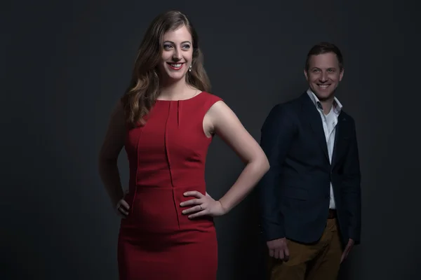 Casal de moda vestindo um vestido vermelho e casaco azul. Jovem um — Fotografia de Stock