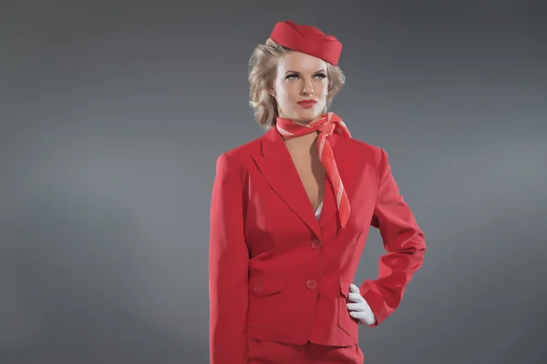 Retro-blonde Stewardess mit rotem Anzug und Mütze. Studioaufnahme — Stockfoto