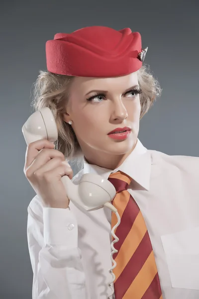 Boos retro blonde stewardess rode GLB met gestreepte stropdas dragen een — Stockfoto