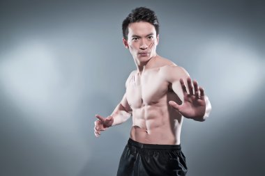 kaslı Asya kung fu adam aksiyon poz. onun c üzerinde kan şeritler