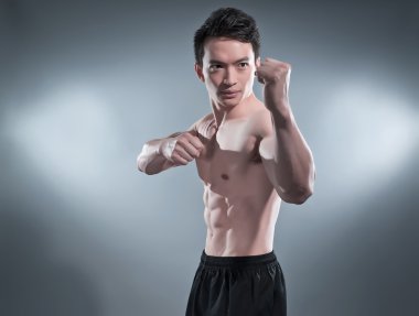 kaslı Asya kung fu adam aksiyon poz. onun c üzerinde kan şeritler