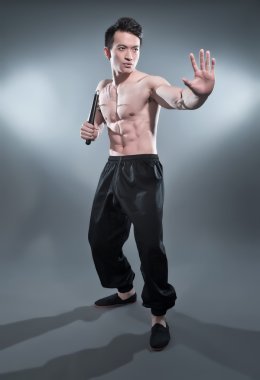 mınçıka pozuyla eylem kaslı Asya kung fu adam. kan s