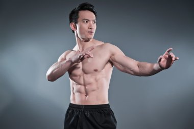 kaslı Asya kung fu adam aksiyon poz. siyah pantalon giyiyor. s