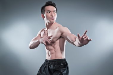 kaslı Asya kung fu adam aksiyon poz. onun c üzerinde kan şeritler