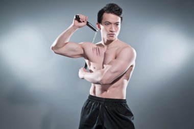 mınçıka pozuyla eylem kaslı Asya kung fu adam. kan s