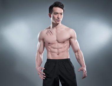 kaslı Asya kung fu adam aksiyon poz. onun c üzerinde kan şeritler