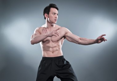 kaslı Asya kung fu adam aksiyon poz. onun c üzerinde kan şeritler