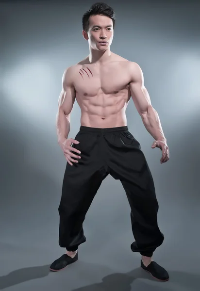 Musclé asiatique kung fu homme en action pose. Rayures de sang sur son c — Photo