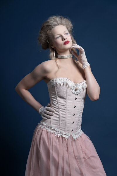 Ретро классический барочный балет женщина в розовом корсете
