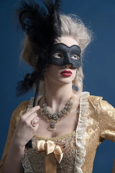 Retro-Barock-Mode Frau in goldenem Kleid. hält ein schwarzes — Stockfoto