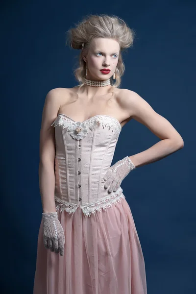Retro klasické barokní balet módní žena nosí růžový korzet — Stock fotografie