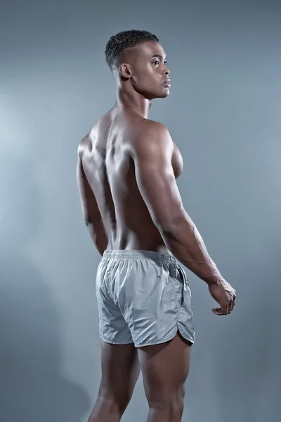 Fitness svarta afrikanska mannen. Badkläder mode. Studio skott mot — Stockfoto