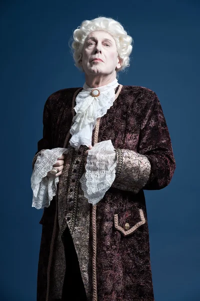 Retro baroque man with white wig standing and looking arrogant. — Stock Photo, Image