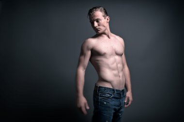 sağlıklı iyi görünümlü genç kaslı fitness adam Blue jean giymiş