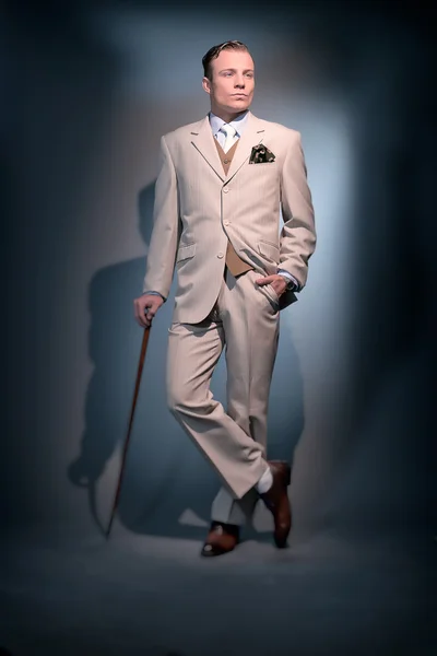 Retro 1920 mode zakenman dragen witte gestreepte pak en t — Stockfoto
