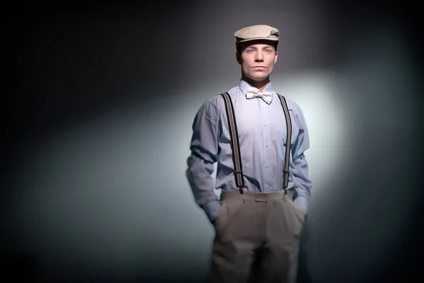 Retro clásico dandy moda hombre usando gorra con azul camisa brac — Foto de Stock