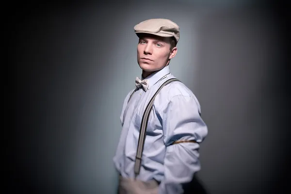 Retro clásico dandy moda hombre usando gorra con azul camisa brac — Foto de Stock