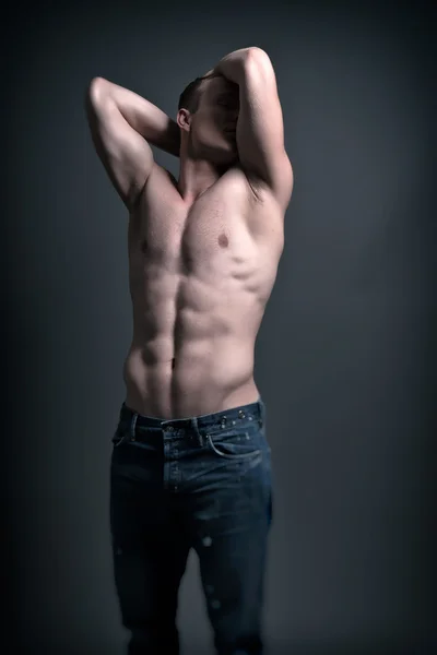 身穿蓝色牛仔裤的健康好寻找年轻肌肉的健美男子 — 图库照片